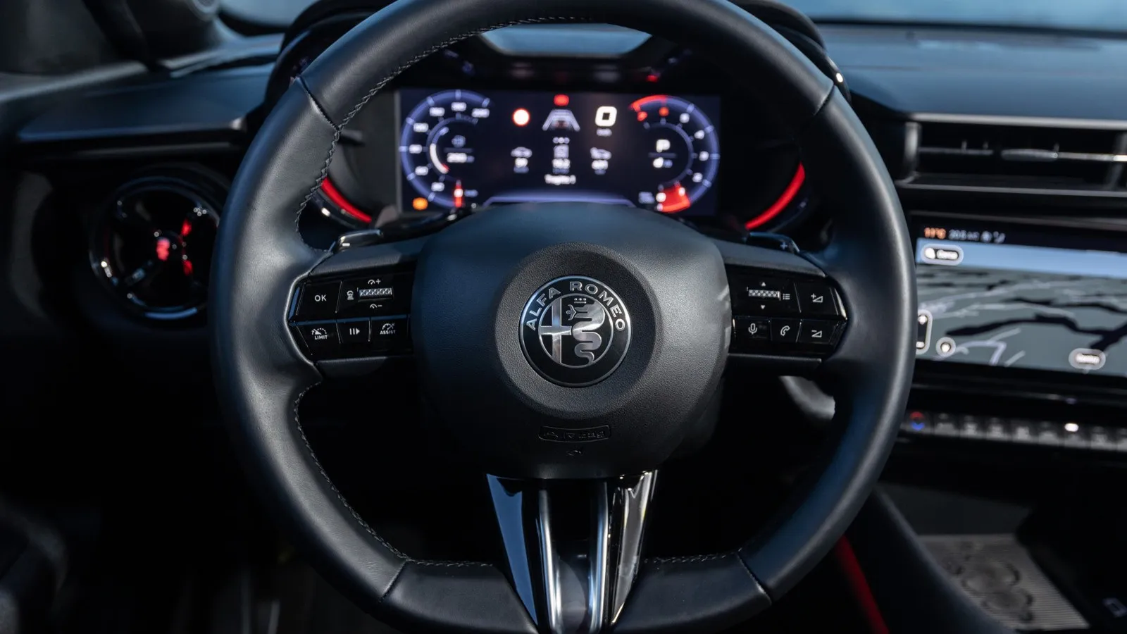 Sportliche Optik mit kleinen Schwächen: Hochwertiges Kunstleder trifft auf einige harte Kunststoffelemente – Alfa-Charme mit Kompromissen.
